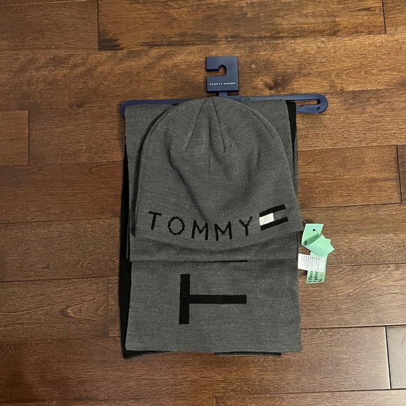 Tommy Hilfiger hat and scarf set - Picture 1 of 1